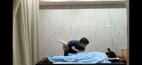 翊手回春古法整復推拿 - 放鬆髖部關節