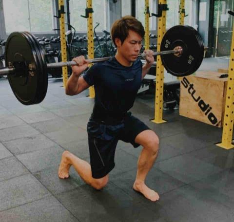 Corefitness -  訓練方式並不單一，會將啞鈴、壺鈴、槓鈴做搭配，不同器材，不同發力角度，感受度也不同