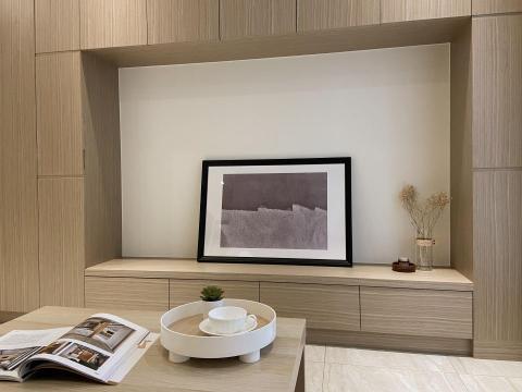 柴創空間設計 - 柴創在這邊感謝業肯定我們最新的作品，是一個溫馨的室內設計，客廳的沙發牆採用咖啡色，營造出輕鬆舒適的氛圍。客廳還有高雅的秋香木皮電視櫃和延伸高收納櫃，提供實用的儲物空間，主臥室的床頭牆呈現奶茶色調，營造出溫暖的氛圍。而小孩房的床頭牆則是天空藍色，為孩子們打造夢幻的空間，這個設計展示了我們對色彩選擇和細節設計的熟練技巧，致力於打造舒適且具有個人風格的居家環境。