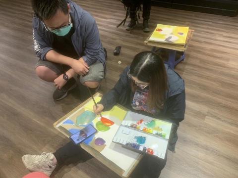 趙婉芸 - 指導、修改大一同學水彩畫