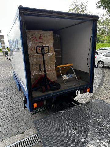 全統物流 - 花蓮縣政府教育處文件轉運，協助搬運、打板、封膜，避免物品掉落損壞。