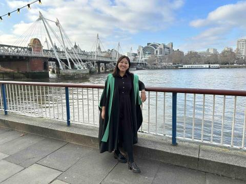 符雅筑 - King’s College London畢業典禮當天,攝於泰唔士河畔 符雅筑 - King’s College London畢業典禮當天,攝於泰唔士河畔