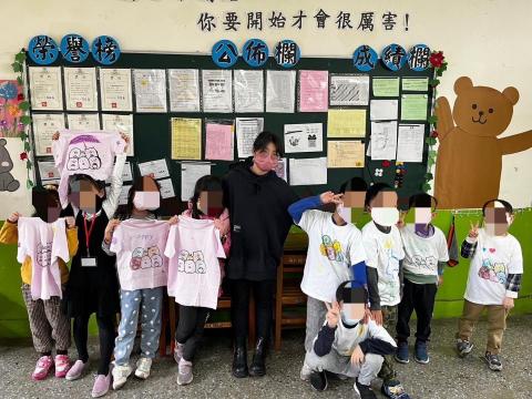 Claire.K - 2023兒童冬令營絹印T恤課程與學生合影
