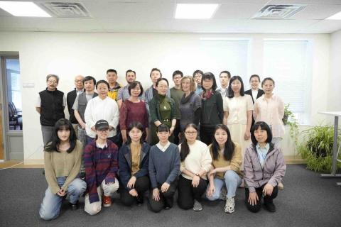 Wish Xu - 最左邊是寫實油大師冷軍老師, 最後一排右二是本人。 Wish Xu - 最左邊是寫實油大師冷軍老師, 最後一排右二是本人。