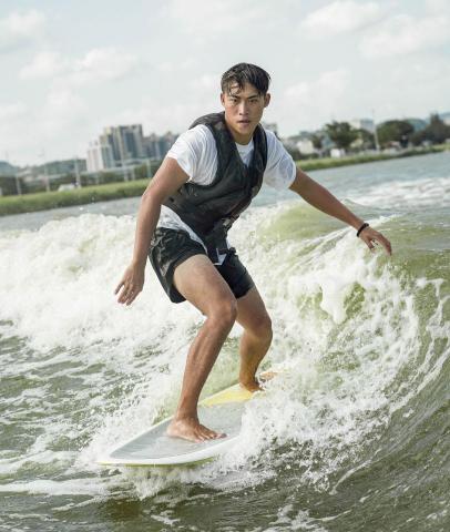 LANG 浪浪衝浪教室 - 教練示範動作。