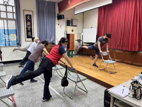 高雄健身教練Roger - 配合社區關懷活動,帶領銀髮族群進行基礎肌力訓練 高雄健身教練Roger - 配合社區關懷活動,帶領銀髮族群進行基礎肌力訓練