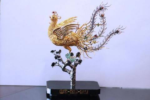 C.H CharmGems💎千金珠寶 - 賀歲三色鳳凰擺件-
整件作品採用18K金打造及三大寶石點綴
