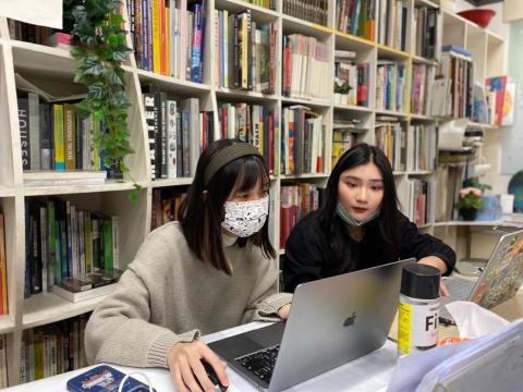 Lycoris radiata - 日前於臺北市私藝術畫室擔任助教，教導學生作品集方向、建模課程、空間訓練。
已成功帶完三屆的學生，並各自都高分入取建築、景觀學校。
有興趣可至FB搜尋臺北市私藝術畫室，並諮詢教導建模相關內容。