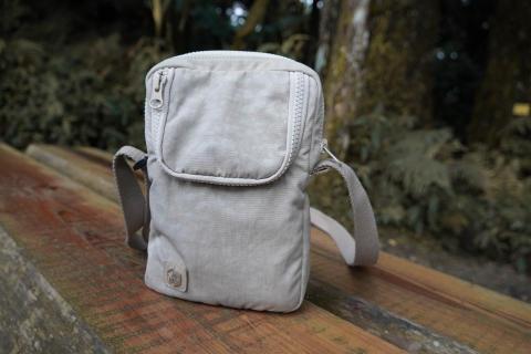 LONG SHOT 影像工作室 - 隨身小包產品照拍攝、後製修圖。 LONG SHOT 影像工作室 - 隨身小包產品照拍攝、後製修圖。