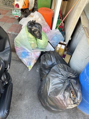 DSLJ專業到府代收垃圾 - 代收單次服務,套房房客搬走,一次性幫您處理掉,減輕環境髒亂的問題。 DSLJ專業到府代收垃圾 - 代收單次服務,套房房客搬走,一次性幫您處理掉,減輕環境髒亂的問題。