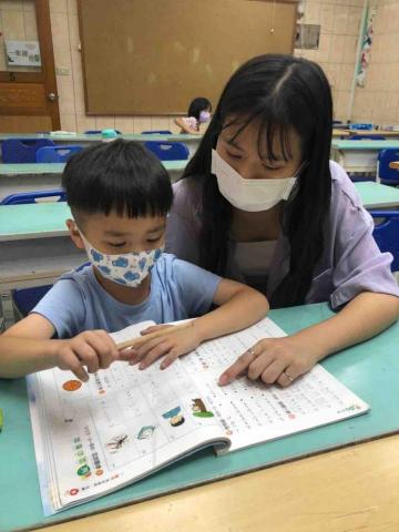 許譽萱 - 擔任兒老會志工指導孩子