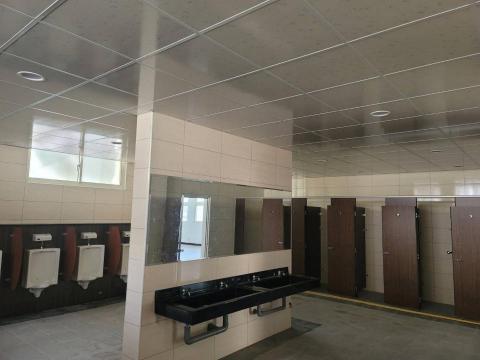 嶸鋒工程行 - 八德營區廁所 新作明架8mmPVC天花板(淡藍色樣式) 嶸鋒工程行 - 八德營區廁所 新作明架8mmPVC天花板(淡藍色樣式)