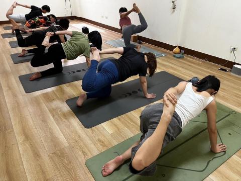 楊凡煙 - 哈達瑜伽
