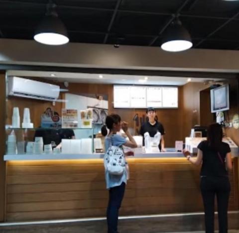 H.E. 和易系統櫥櫃設計安裝 - 完工成品 - 我們提供量身訂做的服務，不僅限於室內系統櫃，也包括一般商店的桌椅、吧檯等各種家具。