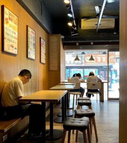 H.E. 和易系統櫥櫃設計安裝 - 完工成品 - 我們提供量身訂做的服務，不僅限於室內系統櫃，也包括一般商店的桌椅、吧檯等各種家具。