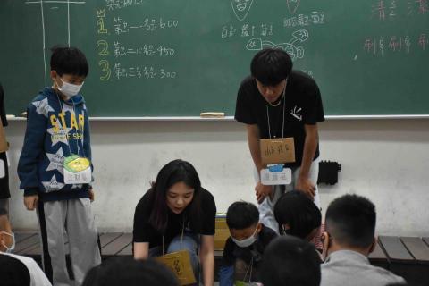張簡書鈺 - 營隊幫小朋友上課！