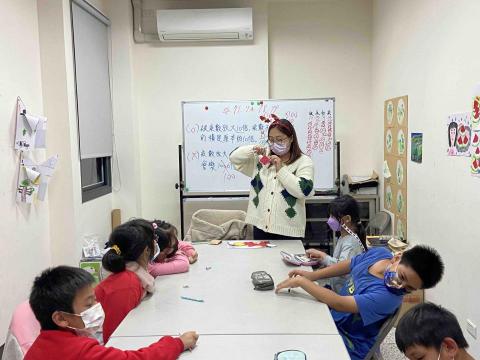 蔡若彤 - 帶領小朋友製作聖誕節吊飾