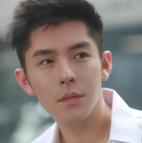 提供化妝水服務的專家陳奕寰