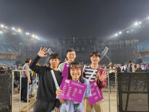 賴宏洋 - 跟同學一起去聽五月天演唱會