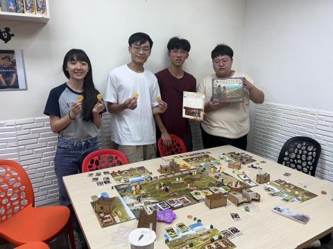 賴宏洋 - 跟同學一起玩桌遊