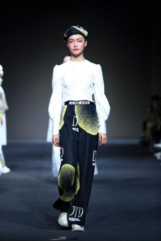 Yi - 整體造型、配件帽飾、壓褶上衣