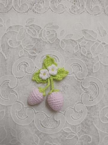 蝶花居(Louisa) - 草莓胸針 蝶花居(Louisa) - 草莓胸針