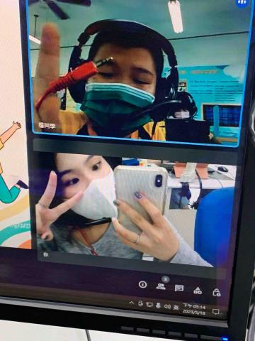 蔣佳晏 - 這是參加學校數位學伴活動的照片。是教導偏鄉小學到國中的孩子，每個禮拜會有1-2天的上課課程，其中內容多元，可以教導孩子課內以及課外的知識補充，在考試前也會對孩子加強考試內容輔導。