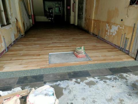 阿平專業地磚 - 門市室內60*60接20×120木紋磚加捻石子。