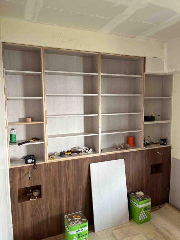 築家室內裝潢工程 - 床頭 主臥 為了避免看樑柱 我們替業主想了一個 方法。 做了一組床頭  再搭配  收納櫃。
  也有幫業主 在新增了 兩組 放置手機 的 小收納櫃 看起來 很有質感 收納的 東西 也可以放很多  築家室內裝潢工程 - 床頭 主臥 為了避免看樑柱 我們替業主想了一個 方法。 做了一組床頭  再搭配  收納櫃。
  也有幫業主 在新增了 兩組 放置手機 的 小收納櫃 看起來 很有質感 收納的 東西 也可以放很多