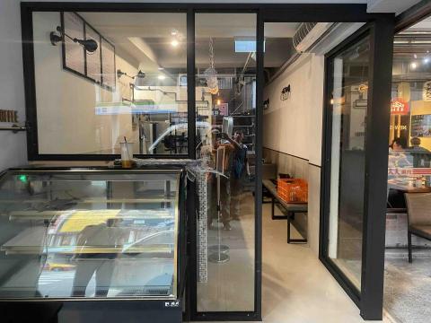 長峰鋁門窗行 - 玻璃櫥窗