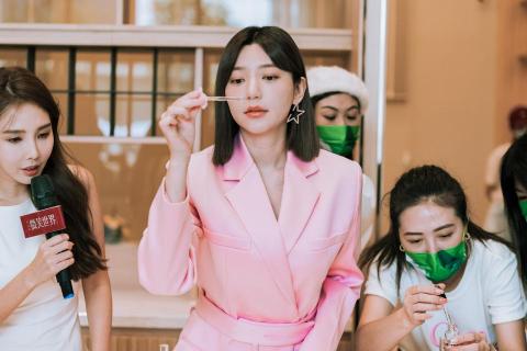 Sascha Drew - 2022松益發代言人郭雪芙出席剪綵，為粉絲調香之互動會。