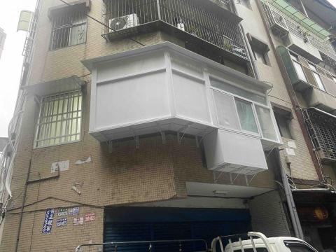 長峰鋁門窗行 - 外凸式鋁窗及收納櫃