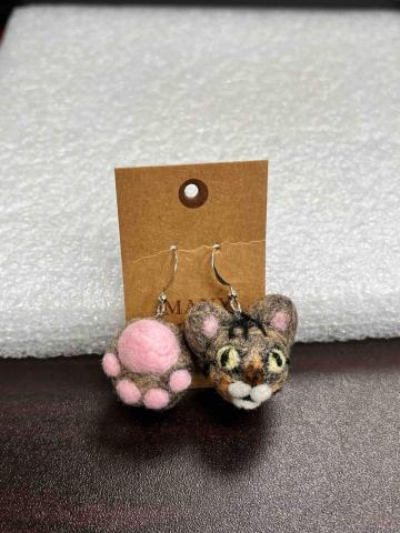 趙芳儀 - 貓貓耳環
依客戶需求，製作她家的貓貓