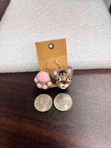 趙芳儀 - 貓貓耳環的大小對比照 