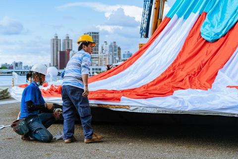 Sascha Drew - 2022台博會聊療漂漂河小企鵝下水工程記錄