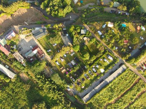 陳炳翰 - 樂悠露營區
座標:24&deg;48' 7.11",121&deg;19' 40.34"
距地高度:約100m
航向:309度