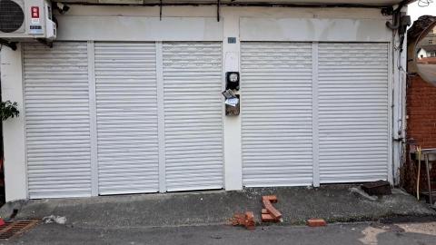 祥輝油漆防水工程行 - 鐵捲門除鏽油漆完工照