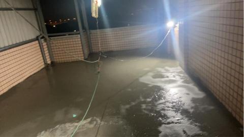 玖佰益時尚防水公司 - 屋頂露台磁磚修繕防水施工中流程