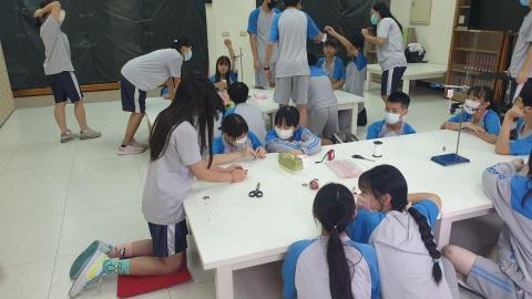 李欣容 - 在學校闖關活動擔任教學，指引學生們完成實驗