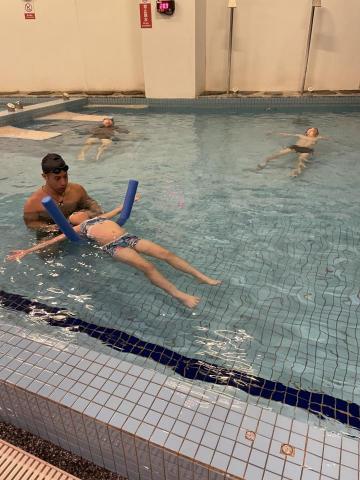 RT Swim 台北小鯨鯊游泳學院 - 通常來上課的,蠻多都是怕水的,不過教練都會做引導,協助適應水性,練習將臉沒入水中及練習閉氣、漂浮、站立等等 RT Swim 台北小鯨鯊游泳學院 - 通常來上課的,蠻多都是怕水的,不過教練都會做引導,協助適應水性,練習將臉沒入水中及練習閉氣、漂浮、站立等等
