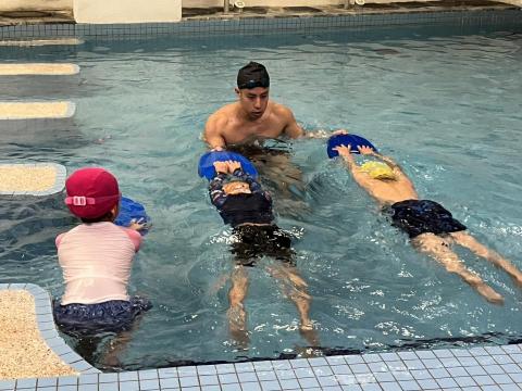 RT Swim 台北小鯨鯊游泳學院 - 每個孩子適應的狀況都不同,有些孩子需要比較久的時間,去做心理上的準備,或是去理解教練所講解的動作要領,不過教練會因材施教,有耐心的做技術引導! RT Swim 台北小鯨鯊游泳學院 - 每個孩子適應的狀況都不同,有些孩子需要比較久的時間,去做心理上的準備,或是去理解教練所講解的動作要領,不過教練會因材施教,有耐心的做技術引導!