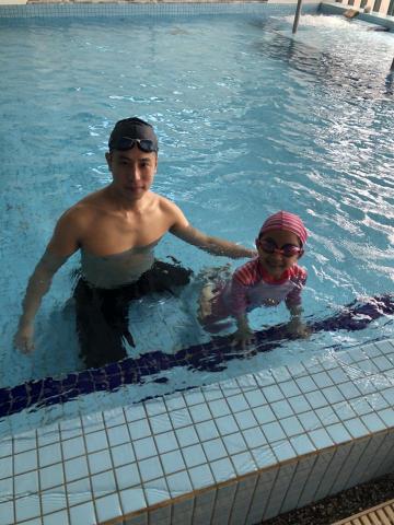 RT Swim 台北小鯨鯊游泳學院 - 教練平易近人,擅長與孩子相處。 RT Swim 台北小鯨鯊游泳學院 - 教練平易近人,擅長與孩子相處。