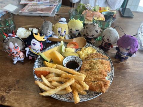 明珊 - 我偏宅，但也很喜歡去找尋好吃的東西～雖然會帶著一堆娃娃?