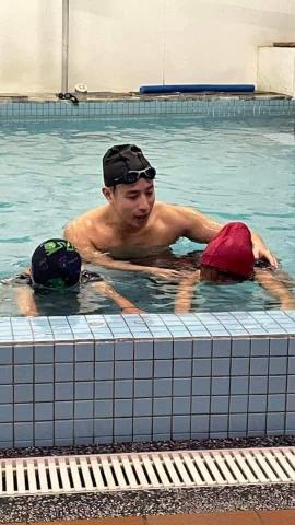 RT Swim 台北小鯨鯊游泳學院 - 每個孩子的水性程度、協調能力及對動作的理解力盡不相同,但只要專心上課和持續努力漸進練習,一定會表現越來越棒! RT Swim 台北小鯨鯊游泳學院 - 每個孩子的水性程度、協調能力及對動作的理解力盡不相同,但只要專心上課和持續努力漸進練習,一定會表現越來越棒!