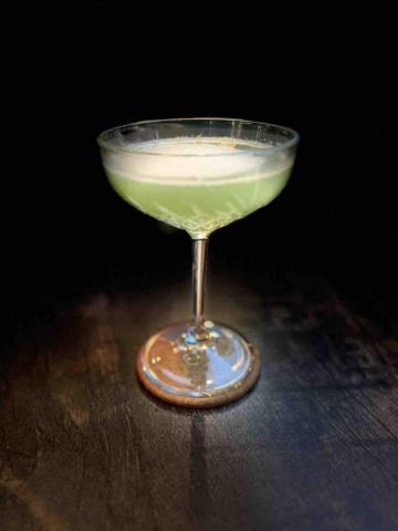 Kyu Tea -酒裡茶香 - 綠茶伏特加，澄清鳳梨汁，搭上青蘋果與奇異果酸甜，喝起來就像小時候吃的秀抖糖