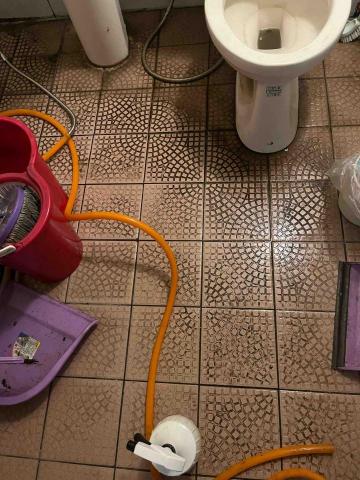 明清潔公司 - 廁所清潔前