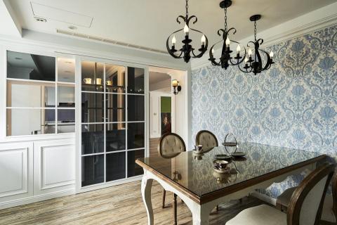 曹雲鳳 - 以半穿透式的拉門做餐廚間的遮擋，避免油漆四處沾染，讓家除了美觀外，更增添實用性