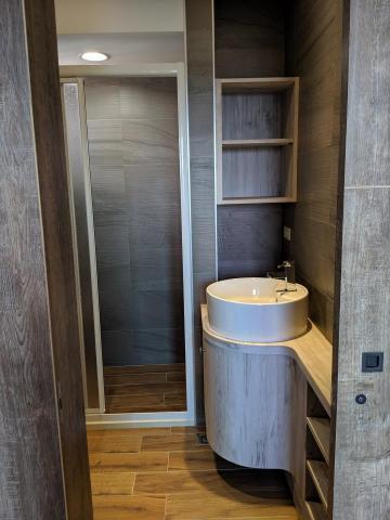 曹雲鳳 - 2套衛浴已成為家裡必備的格局，為符合生活便利性，在有限的公間中，仍規劃出小巧一應俱全的設備，避免家人間顛峰時段互搶