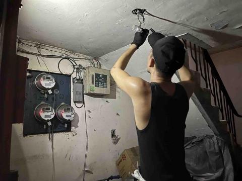 Leo  - 樓梯間燈查修