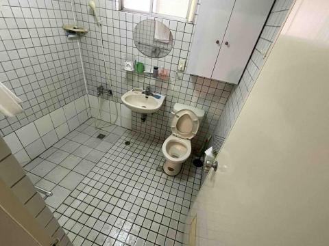 光耀水電工程行 - 洗澡樓下天花板就漏水
防水壞掉一定要整間打掉嗎？
預算有限